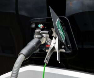 Japāņi vēlas alternatīvu elektriskajām un ūdeņraža automašīnām. Viņi ir radījuši īpašu dzinēju.