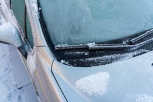 Kā skrāpēt, nesaskrāpējot stiklus? Ledus pret auto ziemā.