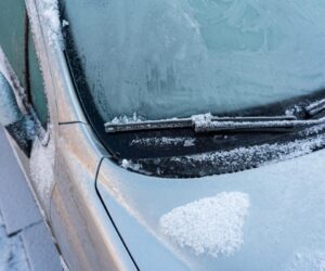 Kā skrāpēt, nesaskrāpējot stiklus? Ledus pret auto ziemā.