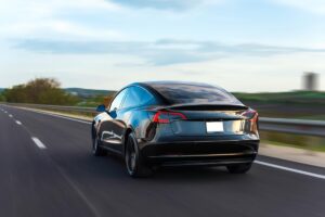Tesla dominē reitingos, taču riskē. Ķīnas rūpnīcā tiek saražota puse no tās produkcijas…