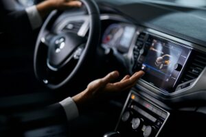 Skārienjutīgie ekrāni automašīnās – inovācija vai problēma?