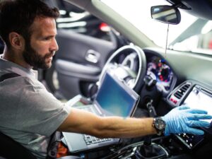 Mehāniķi apstiprina: vecāki automobiļi ir vienkāršāki remontējami