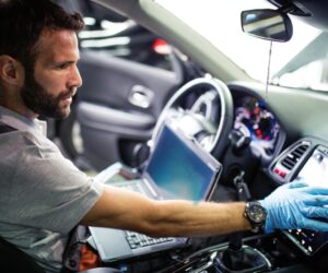 Mehāniķi apstiprina: vecāki automobiļi ir vienkāršāki remontējami