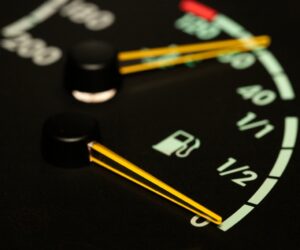 Šis braukšanas stils var nopietni kaitēt. Kāpēc Eco Driving nogalina dzinējus?