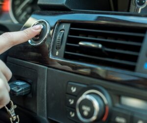 Vai elektriskais automobilis izturēs garas stundas karstumā? Kondicionēšana sastrēgumos.