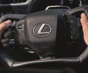 Elektroauto ar manuālo pārnesumkārbu — absurda virsotne. Apvieno abu risinājumu trūkumus.