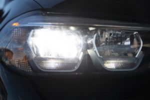 Septiņi eiro par drošību nakts braukšanā: kas nav kārtībā ar lētu LED retrofit spuldzi