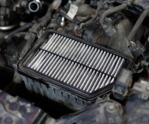 Lēts gaisa filtrs labāks par oriģinālo? Stenda rezultāti kliedē šaubas
