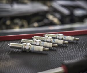 Zem lupas. NGK aizdedzes sveču nepārspējamā jauda